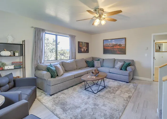Eagar Vacation W/ Spacious Deck!