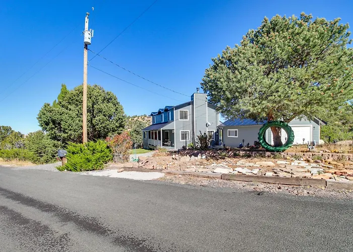 Eagar Vacation W/ Spacious Deck! *