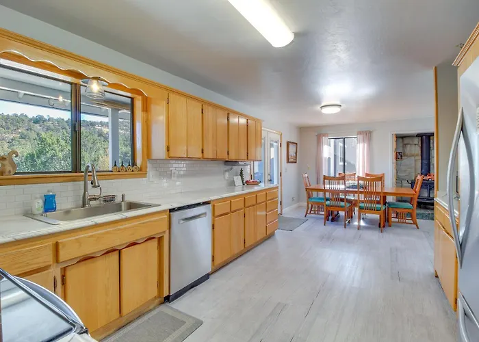 Eagar Vacation W/ Spacious Deck! Dom wakacyjny