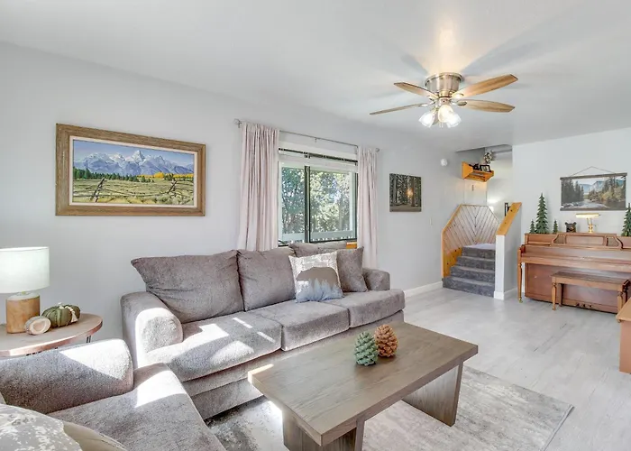 Dom wakacyjny Eagar Vacation W/ Spacious Deck!