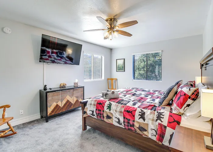 Eagar Vacation W/ Spacious Deck! *
