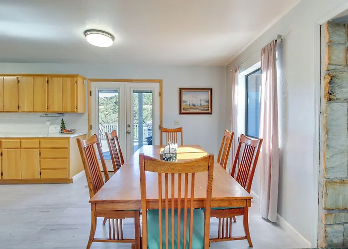 Dom wakacyjny Eagar Vacation W/ Spacious Deck!