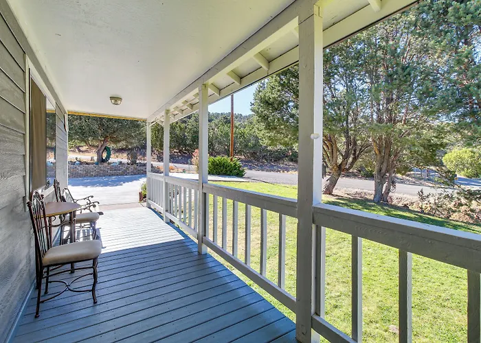 Dom wakacyjny Eagar Vacation W/ Spacious Deck! *