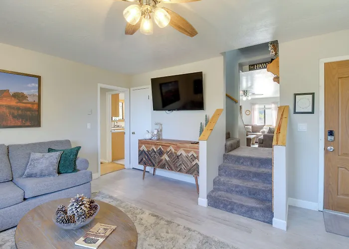 Eagar Vacation W/ Spacious Deck!