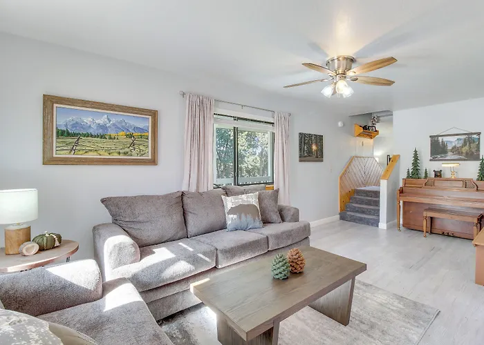 Eagar Vacation W/ Spacious Deck!