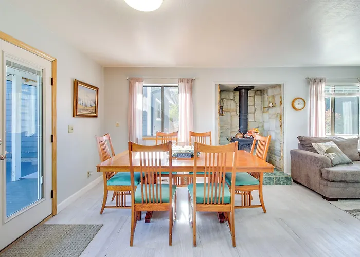 Dom wakacyjny Eagar Vacation W/ Spacious Deck!